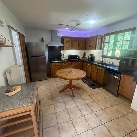 Hébergement de vacances Le Hameau De Milyann La Moucharde 11 People *